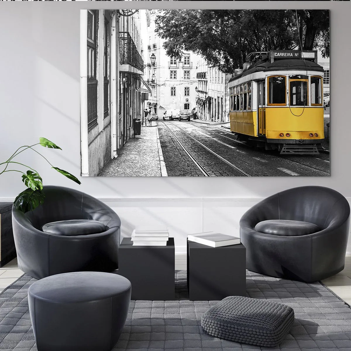 Schilderen op glas - Een gele tram tegen de achtergrond van een zwart-witte straat - 70x50cm - En op de achtergrond fado - Moderne wanddecoratie voor woonkamer en slaapkamer ARTTOR