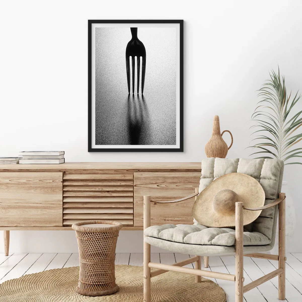 Poster in een zwarte lijst - Een minimalistische zwart-witfoto van een vork en schaduw. - 50x70cm - Licht en schaduw - Moderne wanddecoratie voor woonkamer en slaapkamer ARTTOR