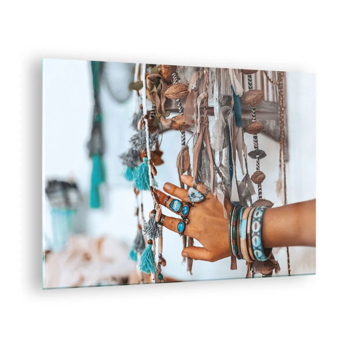 Schilderen op glas - Hand met boho-sieraden die etnische decoratie aanraken - 70x50cm - Lokale schatten - Moderne wanddecoratie voor woonkamer en slaapkamer ARTTOR
