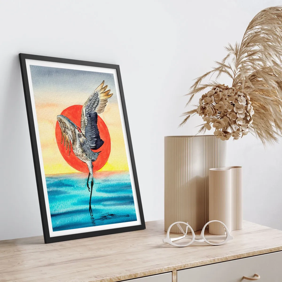 Poster in een zwarte lijst - Een kraan die boven het water zweeft tegen een rode zon - 50x70cm - Het is tijd om terug te gaan - Moderne wanddecoratie voor woonkamer en slaapkamer ARTTOR