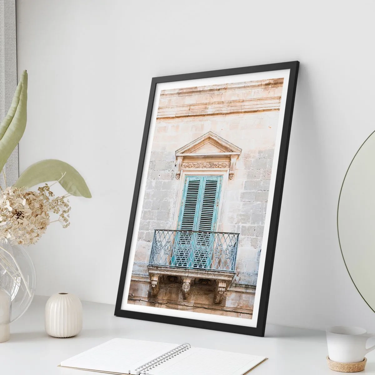 Poster in een zwarte lijst - Historisch balkon met blauwe luiken in mediterrane stijl - 50x70cm - De unieke charme van Italië - Moderne wanddecoratie voor woonkamer en slaapkamer ARTTOR