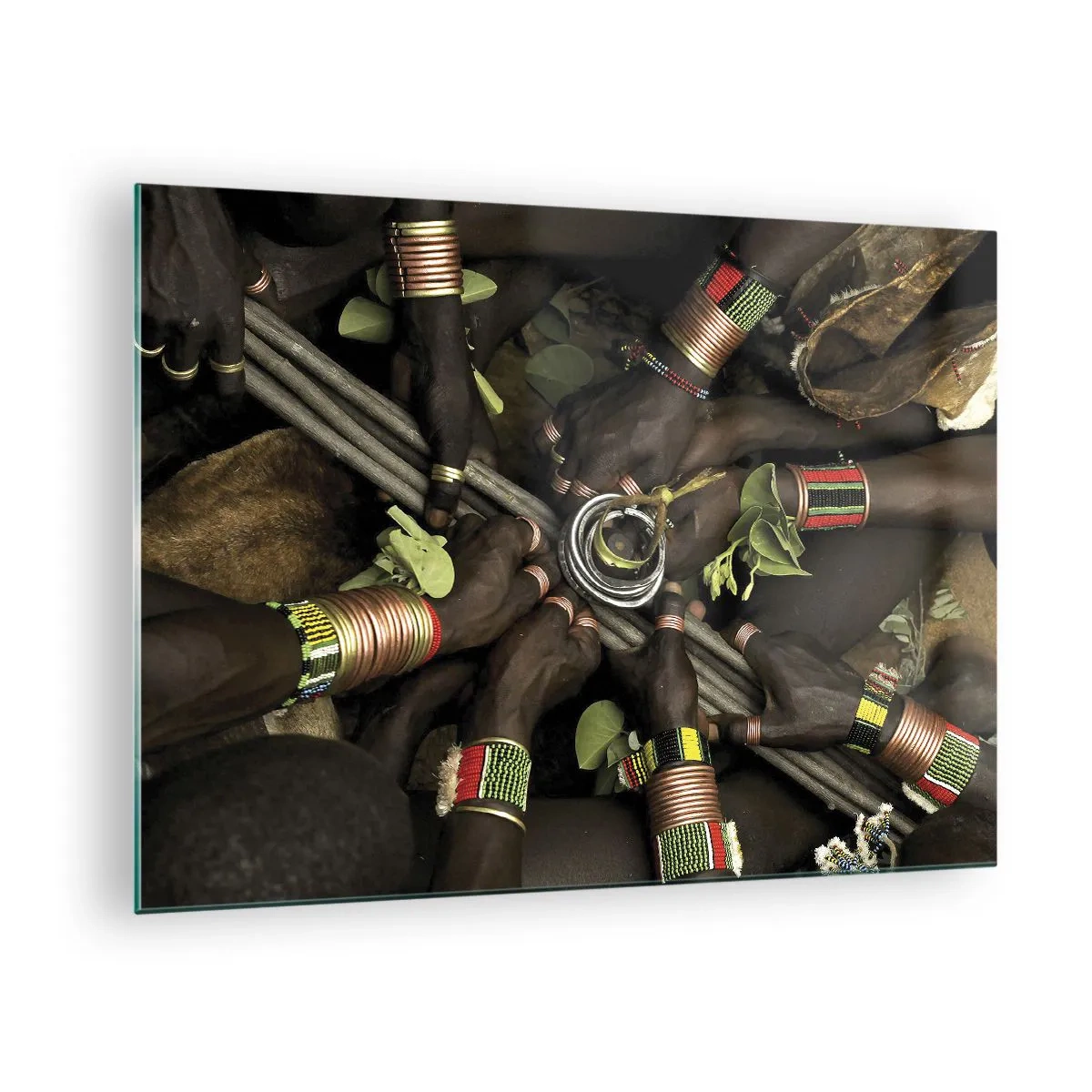 Schilderen op glas - Handen met armbanden die een vat vasthouden in een ritueel gebaar - 70x50cm - Wij zijn samen - Moderne wanddecoratie voor woonkamer en slaapkamer ARTTOR