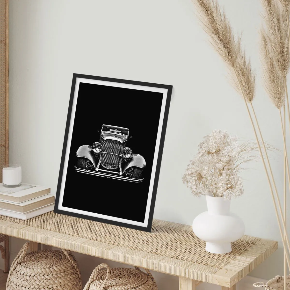 Poster in een zwarte lijst - Zwart-witfoto van een klassieke auto tegen een zwarte achtergrond - 50x70cm - Een echte gentleman - Moderne wanddecoratie voor woonkamer en slaapkamer ARTTOR