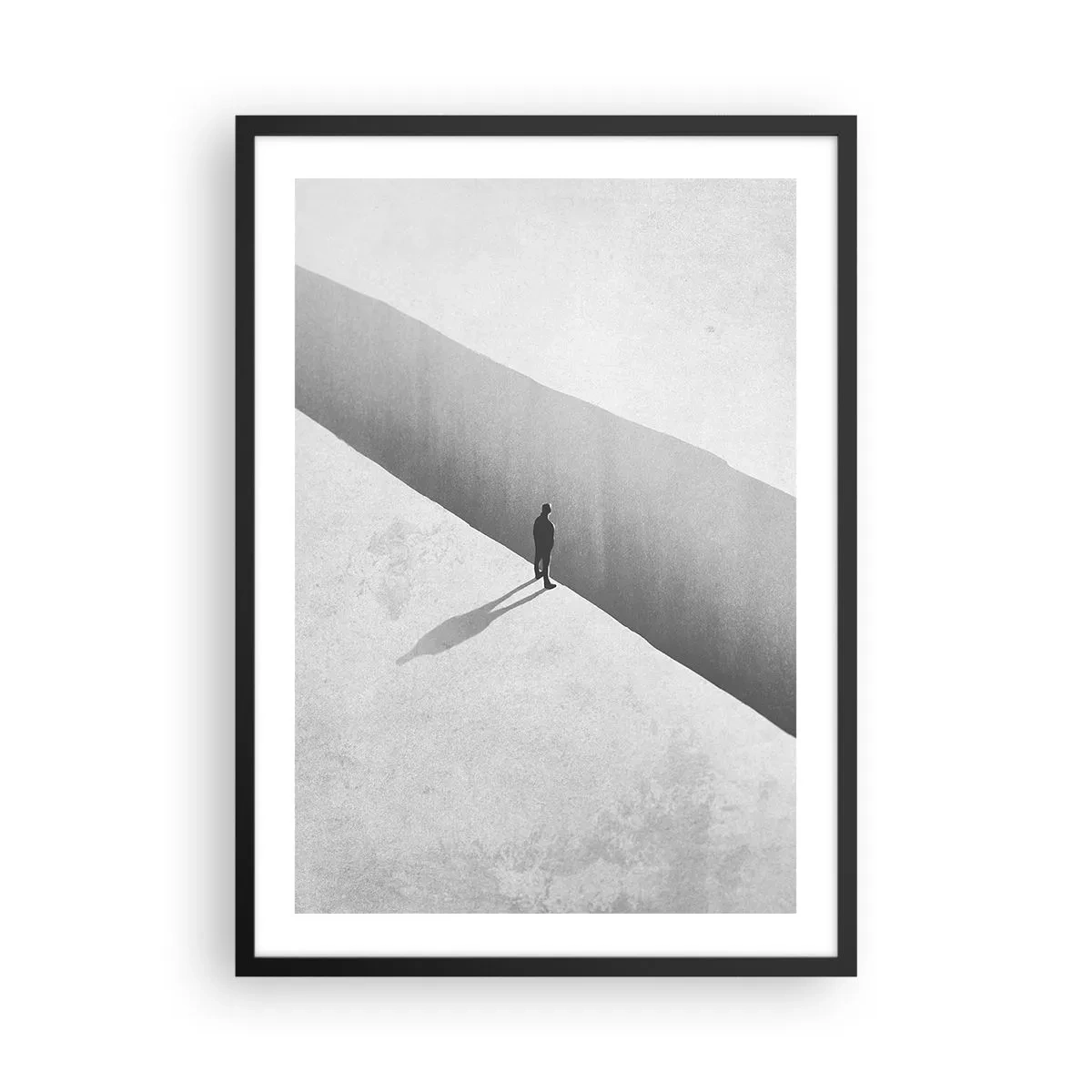 Poster in een zwarte lijst - Een figuur staand boven een afgrond in een monochrome setting - 50x70cm - Een duidelijk doel - Moderne wanddecoratie voor woonkamer en slaapkamer ARTTOR