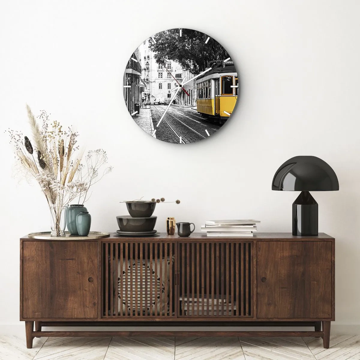 Wandklok - Klok - Een gele tram op een zwart-witte straat in een historische wijk - 30x30cm - En op de achtergrond fado - Moderne wanddecoratie voor woonkamer, keuken en slaapkamer ARTTOR