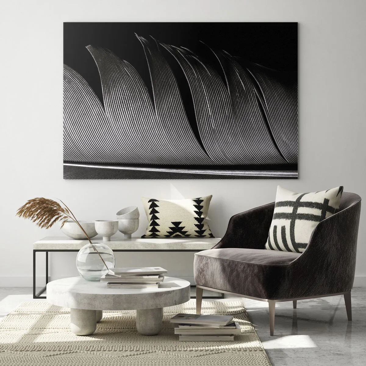Schilderen op glas - Een zwart-wit close-up van een veer, afgebeeld tegen een contrasterend licht. - 70x50cm - Een veer - prachtig ontwerp - Moderne wanddecoratie voor woonkamer en slaapkamer ARTTOR