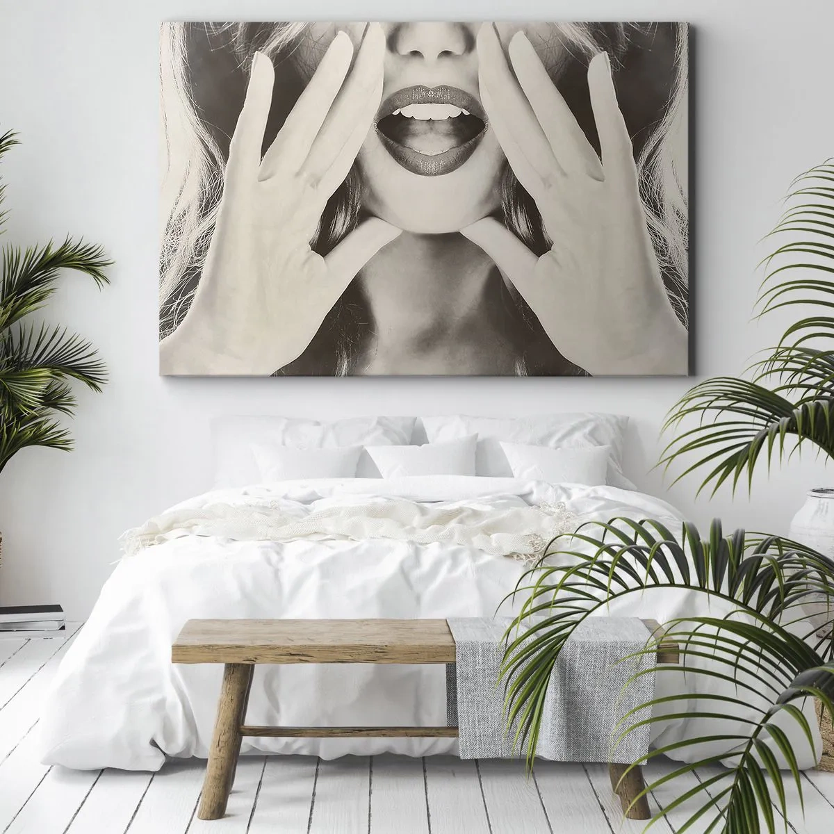 Schilderen op canvas - Zwart-witportret van een vrouw met expressieve lippen en handen - 70x50cm - Ik kom al! - Moderne wanddecoratie voor woonkamer en slaapkamer ARTTOR