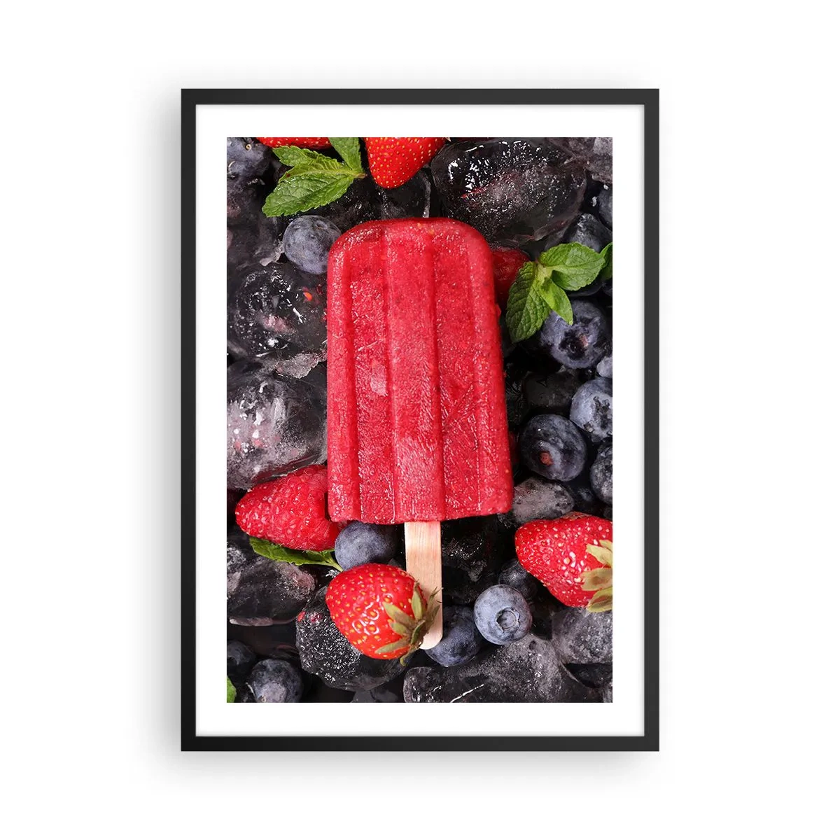 Poster in een zwarte lijst - Rode ijssorbet op een stokje omringd door aardbeien en bosbessen - 50x70cm - De smaak van hete zomer - Moderne wanddecoratie voor woonkamer en slaapkamer ARTTOR