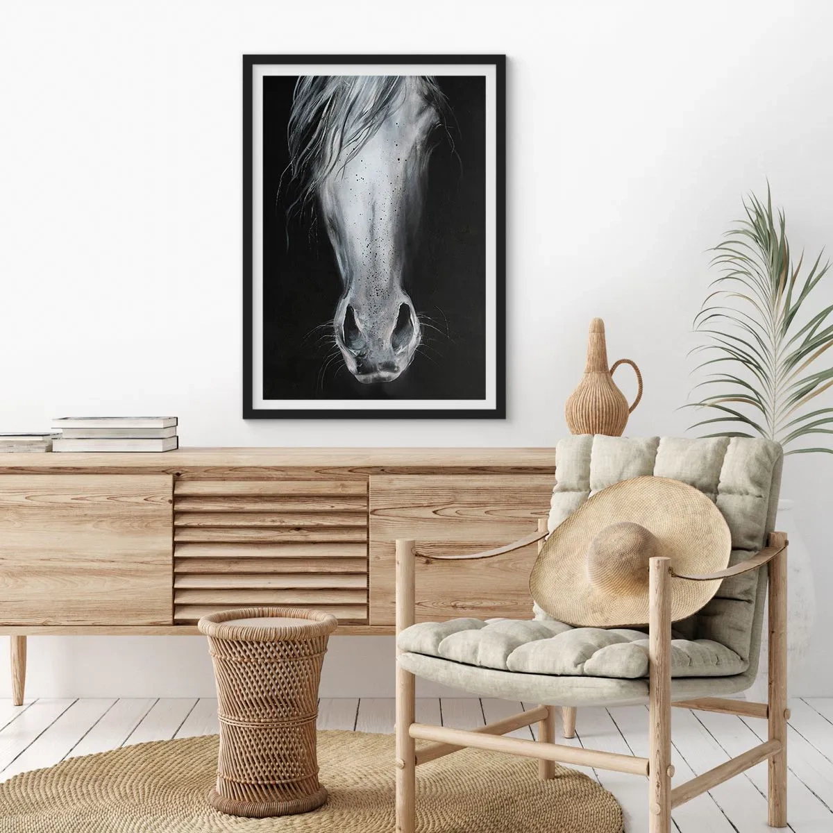 Poster in een zwarte lijst - Close-up van een paardengezicht in zwart-wit - 50x70cm - Verleidelijke blik - Moderne wanddecoratie voor woonkamer en slaapkamer ARTTOR