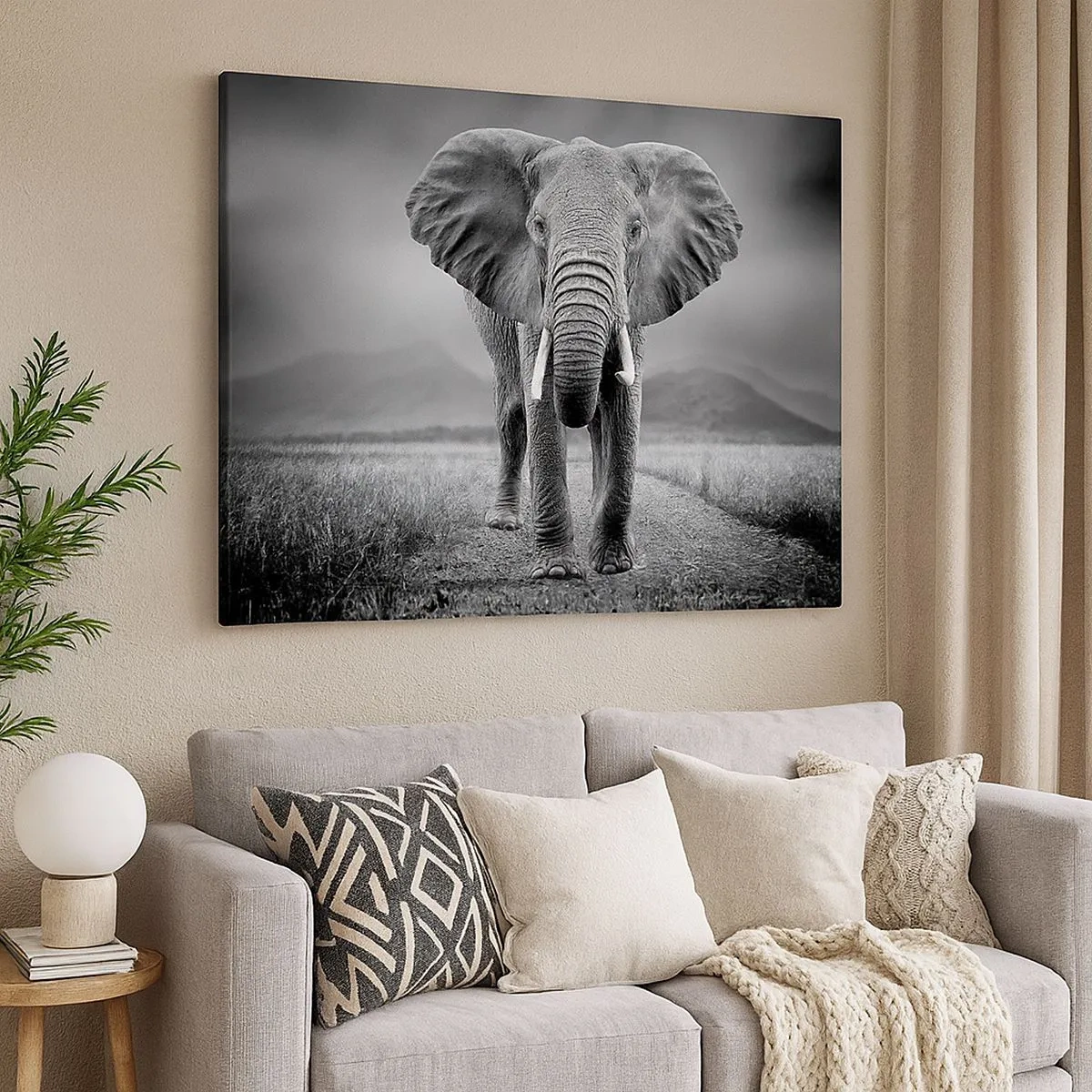 Schilderen op canvas - Een machtige olifant op de savanne in monochrome tinten - 70x50cm - De gastheer heet je welkom - Moderne wanddecoratie voor woonkamer en slaapkamer ARTTOR