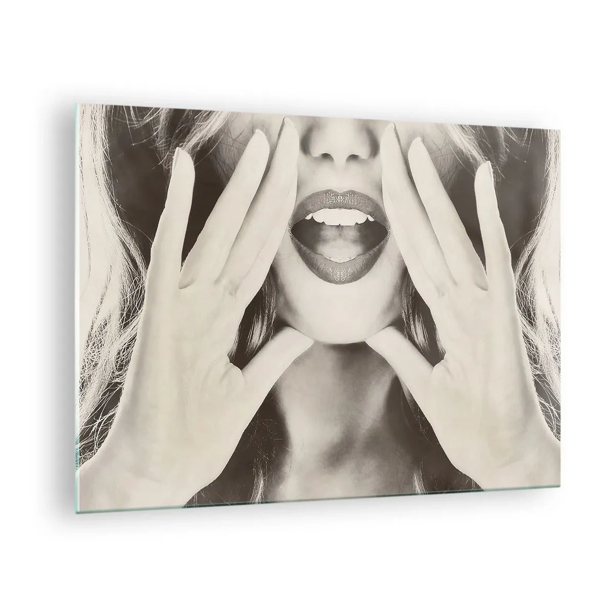 Schilderen op glas - Een vrouw met lippenstift op haar lippen en haar handen voor haar gezicht - 70x50cm - Ik kom al! - Moderne wanddecoratie voor woonkamer en slaapkamer ARTTOR