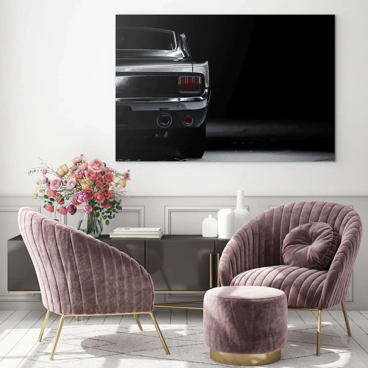 Schilderen op glas - De achterkant van een klassieke auto in een donker, stijlvol interieur - 70x50cm - De charme van de klassieker - Moderne wanddecoratie voor woonkamer en slaapkamer ARTTOR