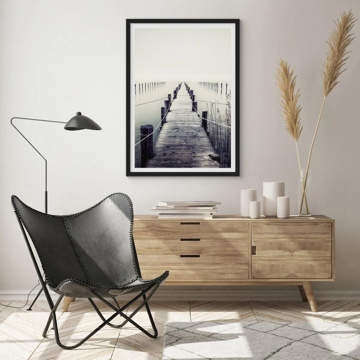 Poster in een zwarte lijst - Een houten brug die naar een mistige watervlakte leidt - 50x70cm - Dompel jezelf onder in vrede - Moderne wanddecoratie voor woonkamer en slaapkamer ARTTOR