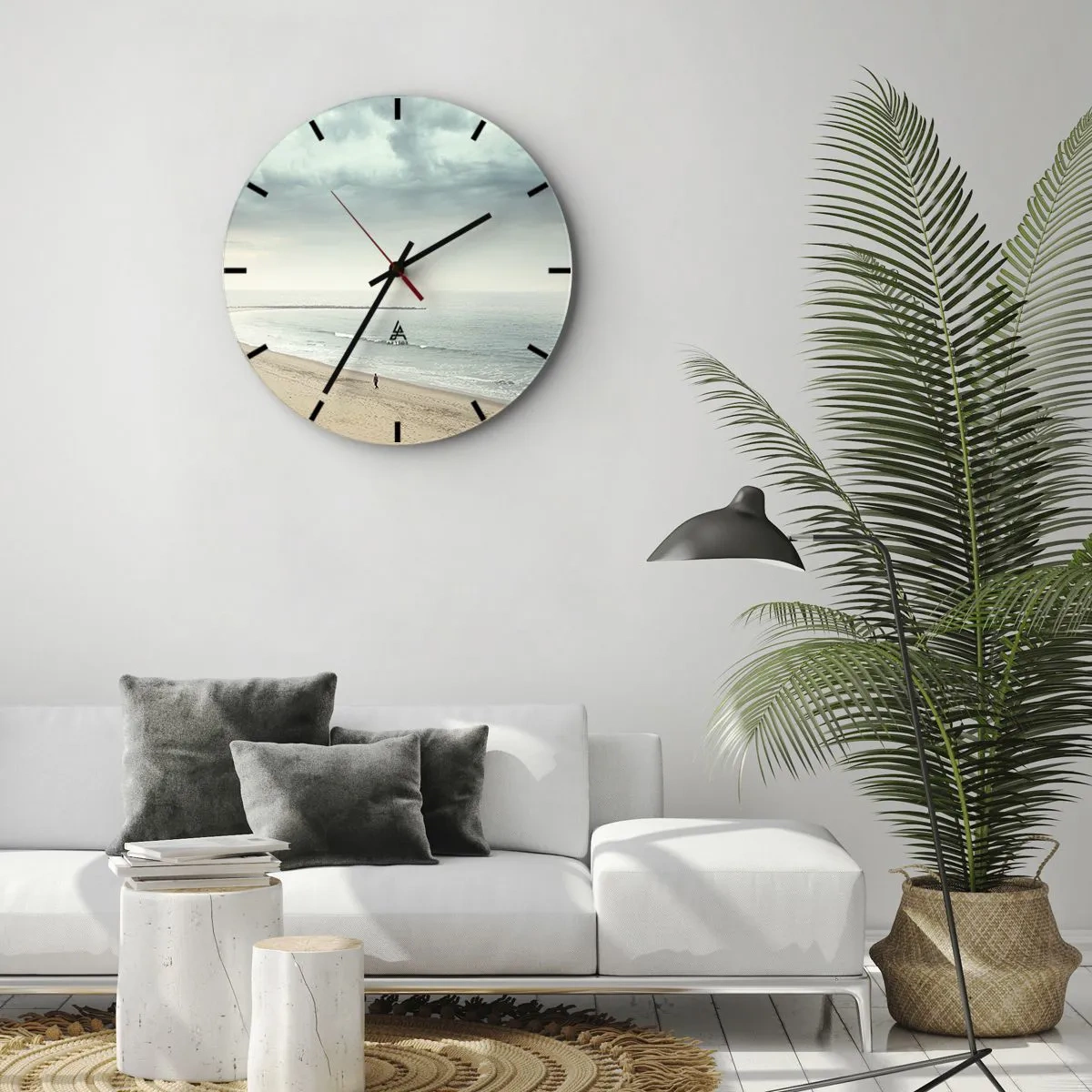 Wandklok - Klok - Een eenzame figuur loopt langs de kust onder een bewolkte hemel. - 30x30cm - op zoek naar vrede - Moderne wanddecoratie voor woonkamer, keuken en slaapkamer ARTTOR