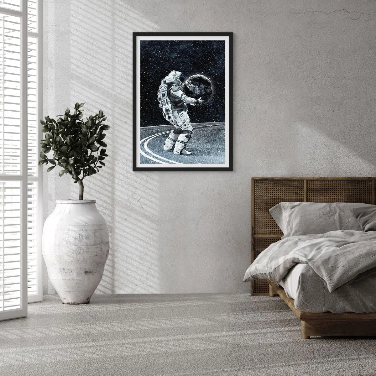 Poster in een zwarte lijst - Een astronaut in de ruimte die een bol vasthoudt die lijkt op de Aarde. - 50x70cm - Op de Melkweg - Moderne wanddecoratie voor woonkamer en slaapkamer ARTTOR