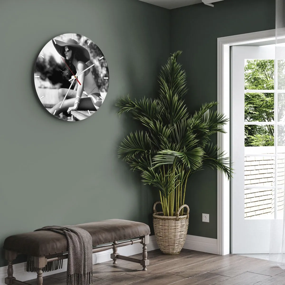 Wandklok - Klok - Stijlvol vrouwenportret met hoed en zonnebril bij het zwembad - 30x30cm - Zomerdroom - Moderne wanddecoratie voor woonkamer, keuken en slaapkamer ARTTOR