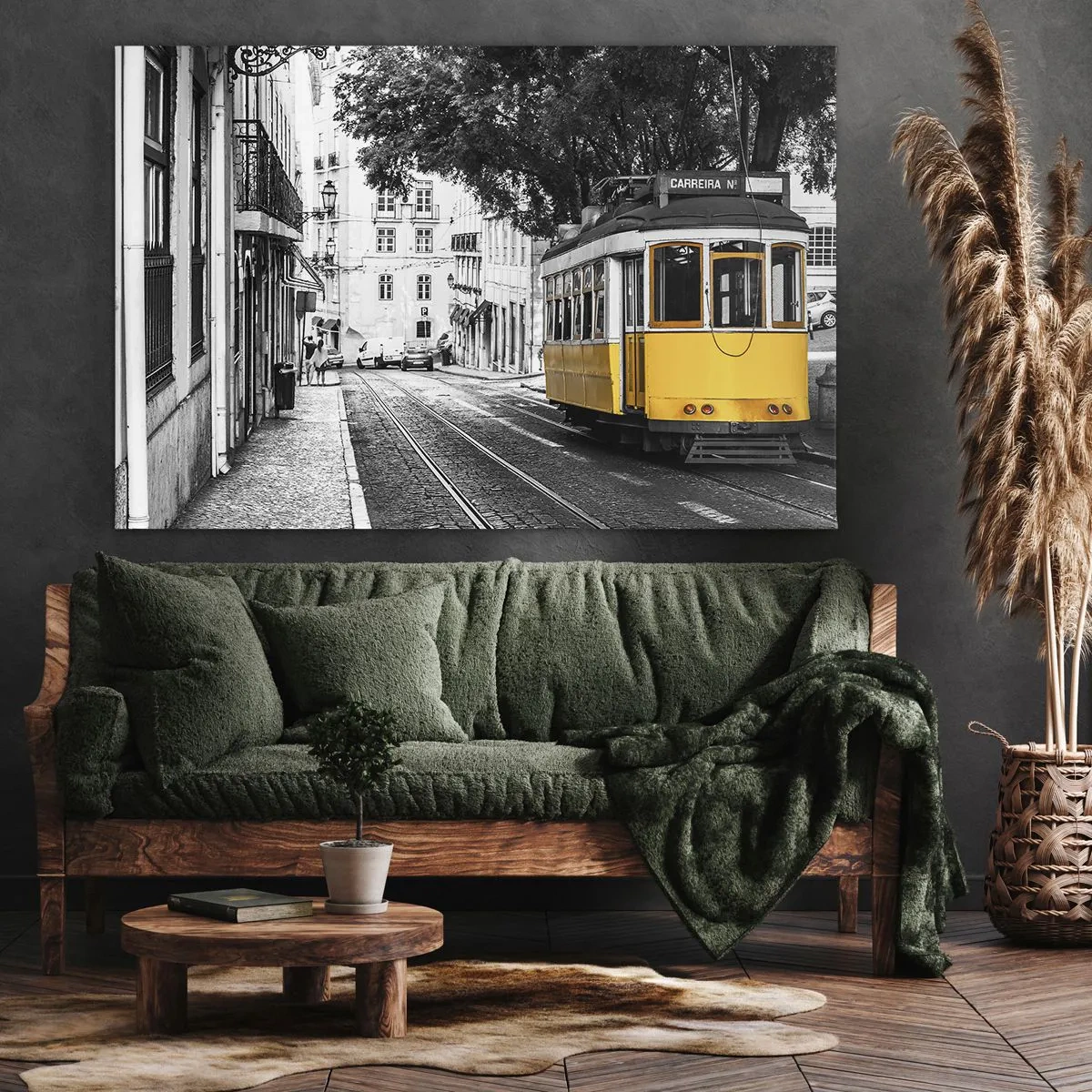 Schilderen op canvas - Een gele tram tegen de achtergrond van een zwart-witte straat - 70x50cm - En op de achtergrond fado - Moderne wanddecoratie voor woonkamer en slaapkamer ARTTOR