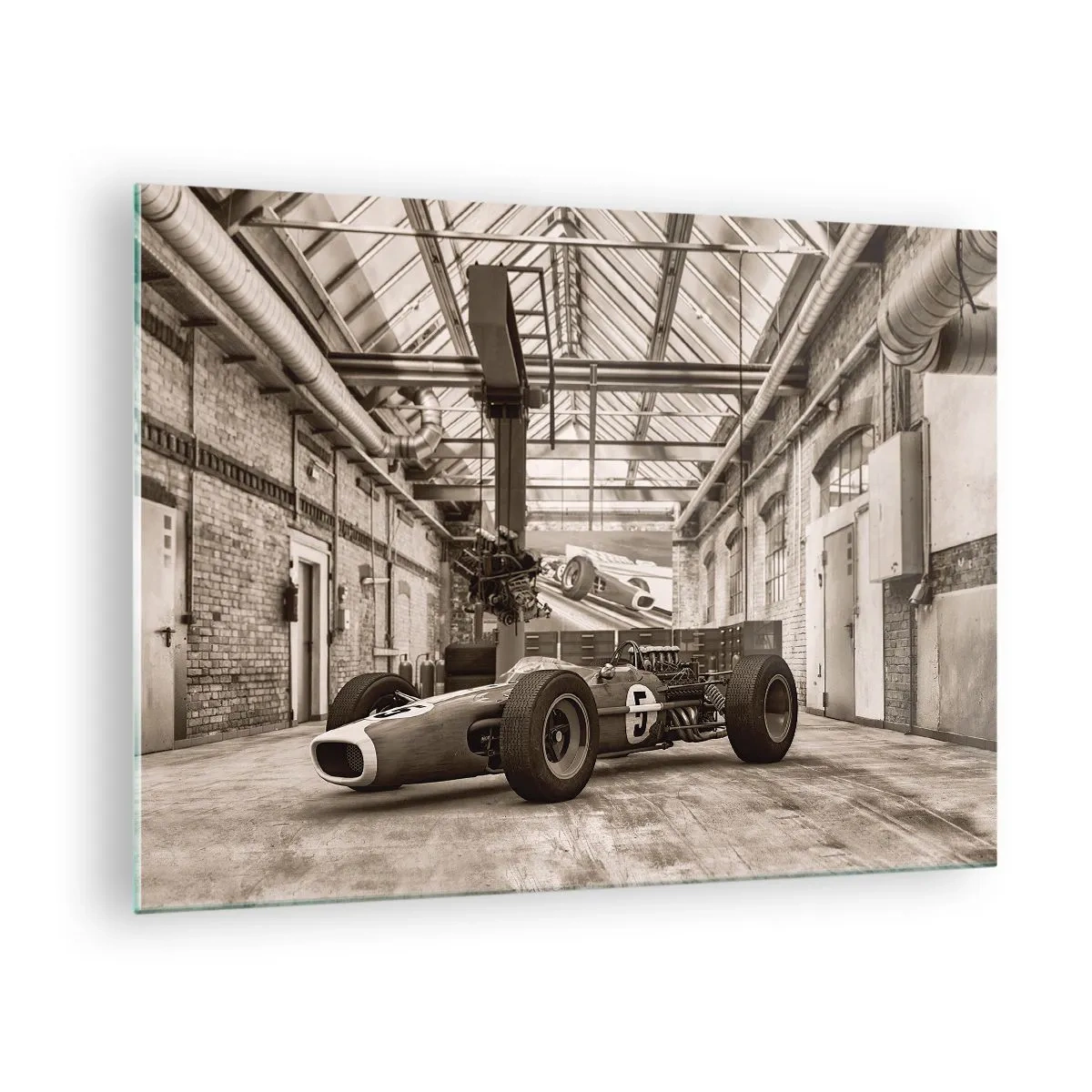 Schilderen op glas - Een klassieke racewagen in een industriële hal - 70x50cm - De rust van de winnaar - Moderne wanddecoratie voor woonkamer en slaapkamer ARTTOR