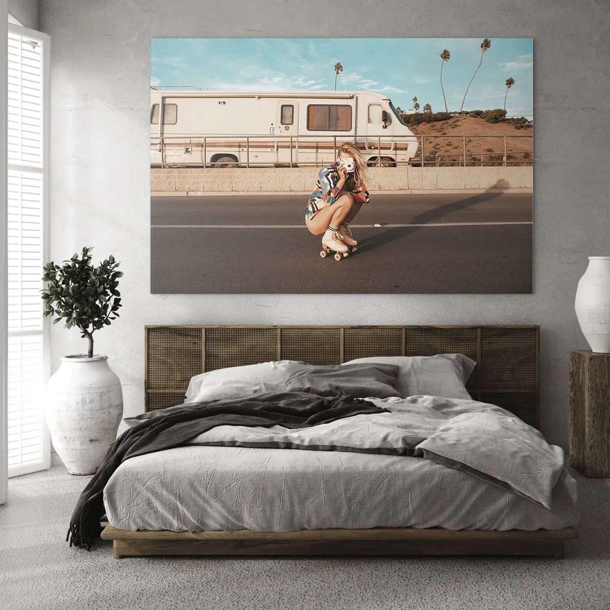 Schilderen op glas - Een meisje op rolschaatsen maakt foto's in de Californische zon. - 70x50cm - Lach alsjeblieft! - Moderne wanddecoratie voor woonkamer en slaapkamer ARTTOR