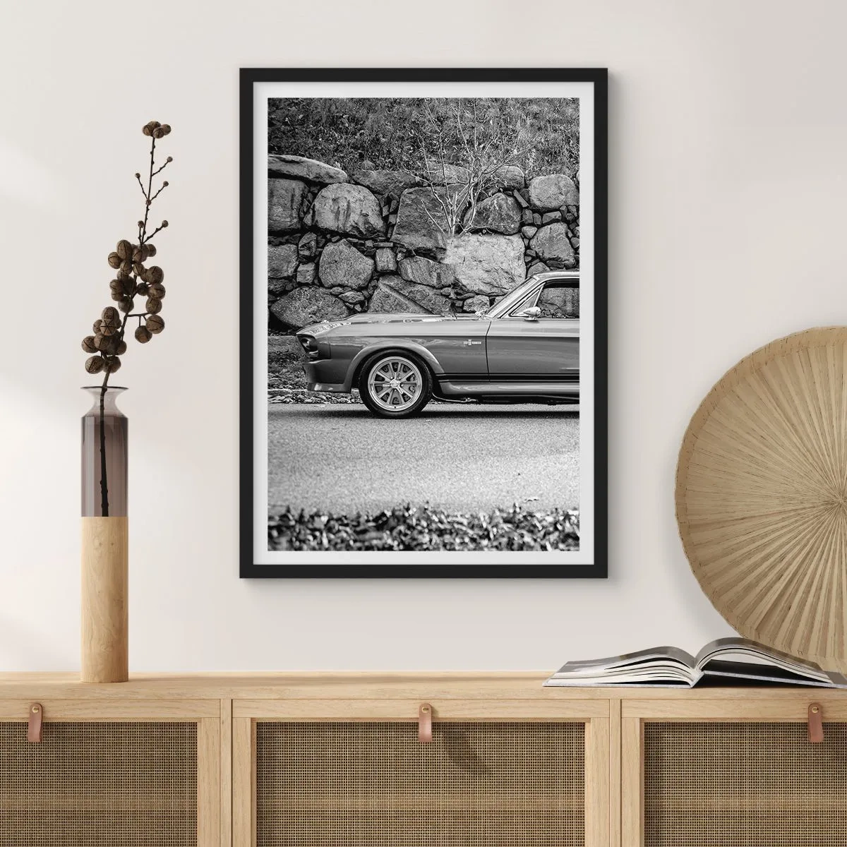 Poster in een zwarte lijst - Zwart-witte klassieke auto tegen een stenen muur - 50x70cm - De legende van de jaren 60 - Moderne wanddecoratie voor woonkamer en slaapkamer ARTTOR