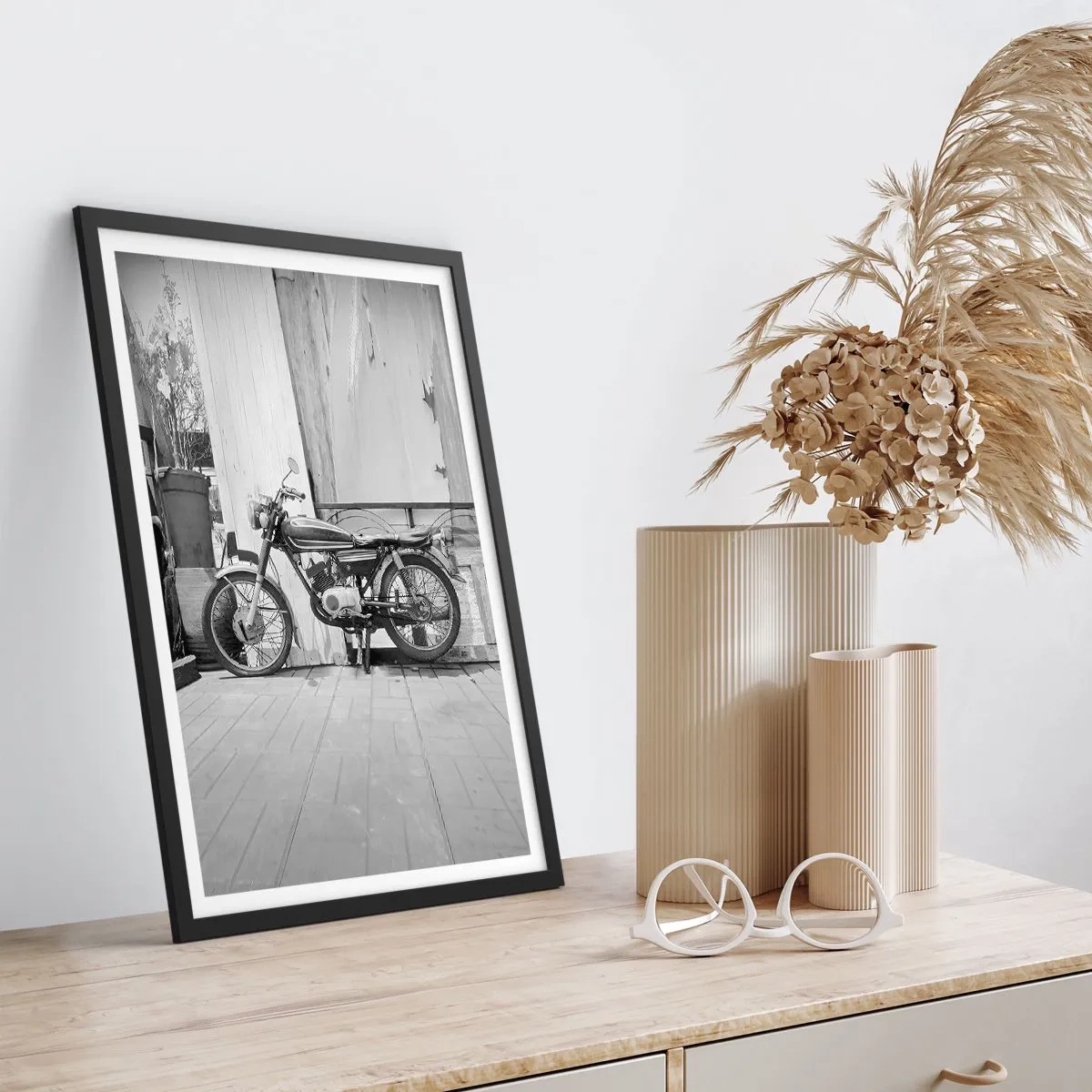 Poster in een zwarte lijst - Retro motorfiets tegen een houten wand - 50x70cm - Klassiek boven alles - Moderne wanddecoratie voor woonkamer en slaapkamer ARTTOR
