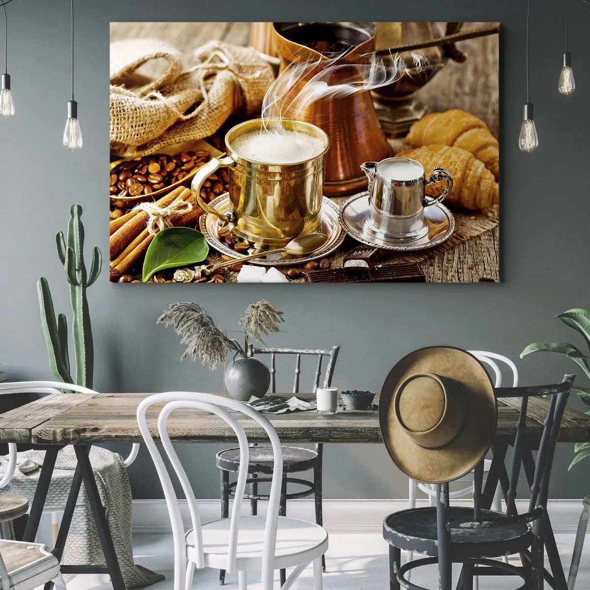 Schilderen op canvas - Een gouden mok koffie omringd door bonen, kannen en croissants - 70x50cm - Prettige dag! - Moderne wanddecoratie voor woonkamer en slaapkamer ARTTOR