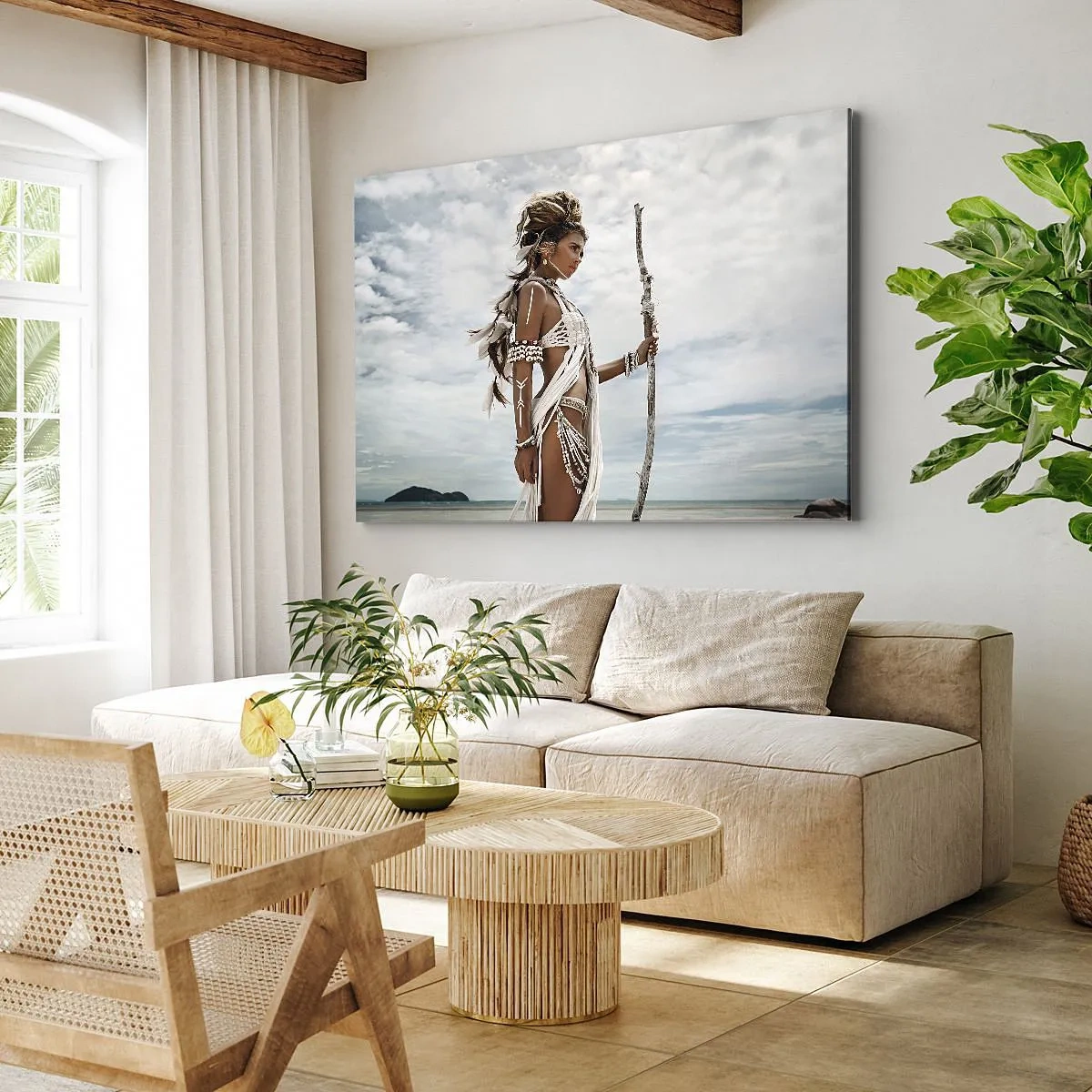 Schilderen op canvas - Gestileerde vrouw op het strand met etnische ornamenten en een stok - 70x50cm - Koningin van de tropen - Moderne wanddecoratie voor woonkamer en slaapkamer ARTTOR