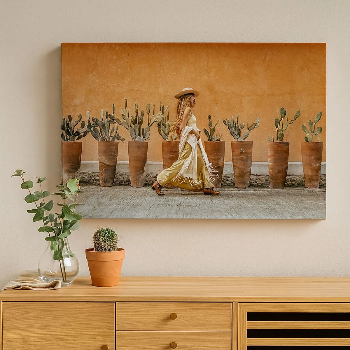 Schilderen op canvas - Een vrouw in boho-stijl met potten vol cactussen op de achtergrond. - 70x50cm - Hippie-stijl - Moderne wanddecoratie voor woonkamer en slaapkamer ARTTOR