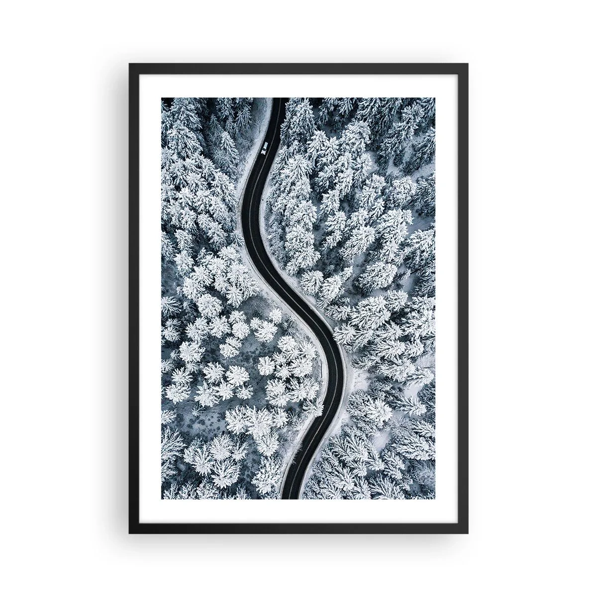 Poster in een zwarte lijst - Een pittoreske weg tussen met sneeuw bedekte bomen vanuit vogelperspectief - 50x70cm - Door het winterbos - Moderne wanddecoratie voor woonkamer en slaapkamer ARTTOR