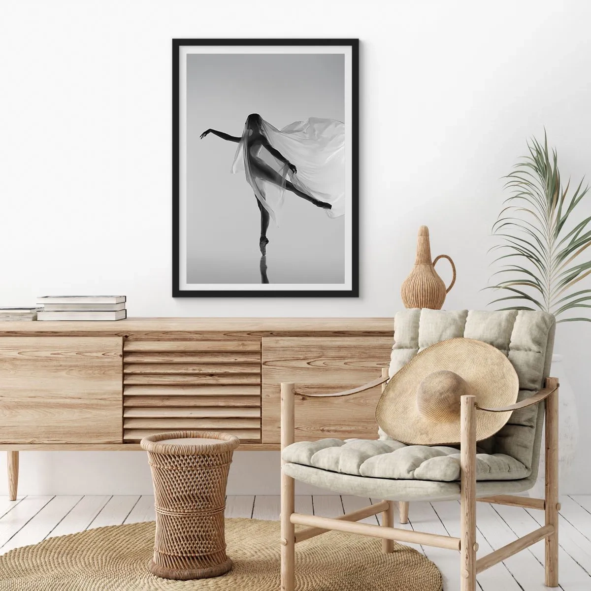 Poster in een zwarte lijst - Een danseres in een luchtige sluier in een zwart-witcompositie - 50x70cm - Lichtheid en gratie - Moderne wanddecoratie voor woonkamer en slaapkamer ARTTOR