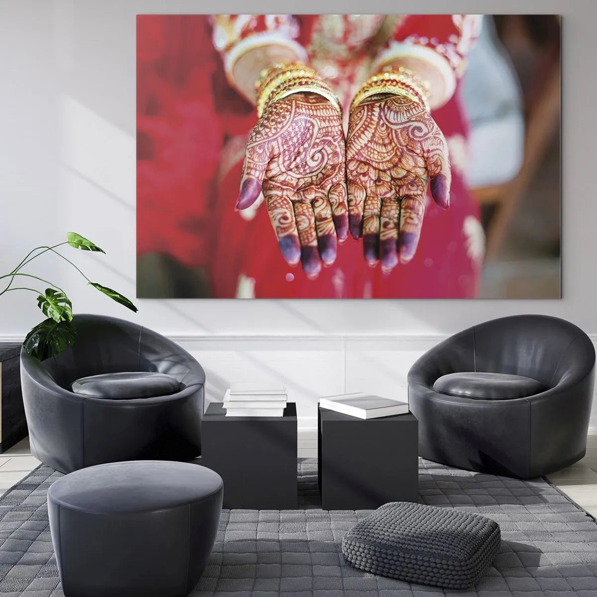 Schilderen op glas - Henna-handen in traditionele kledij tegen een rode achtergrond - 70x50cm - Klaar om je geluk te vangen? - Moderne wanddecoratie voor woonkamer en slaapkamer ARTTOR