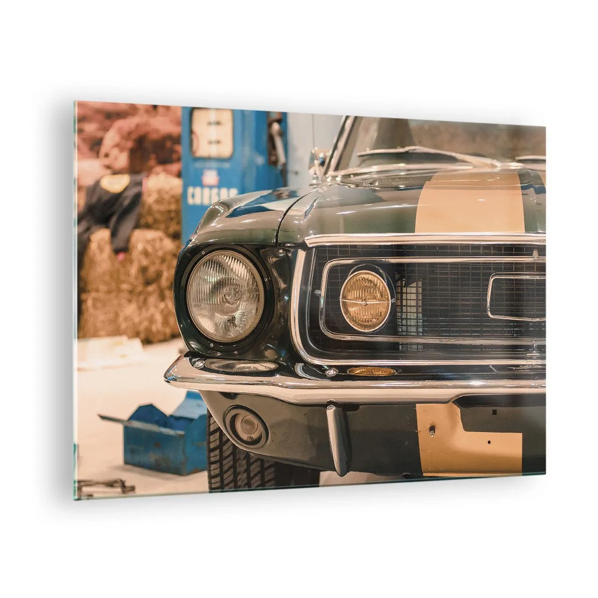Schilderen op glas - Close-up van een klassieke auto, Mustang, in een werkplaats - 70x50cm - Ontmoeting met een legende - Moderne wanddecoratie voor woonkamer en slaapkamer ARTTOR