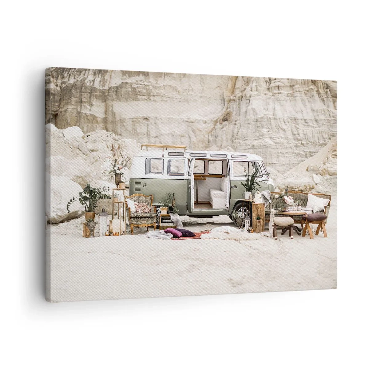 Schilderen op canvas - Een retro camper met een boho-design tegen een rotsachtig landschap. - 70x50cm - Er is de tijd om aan de reis te beginnen - Moderne wanddecoratie voor woonkamer en slaapkamer ARTTOR