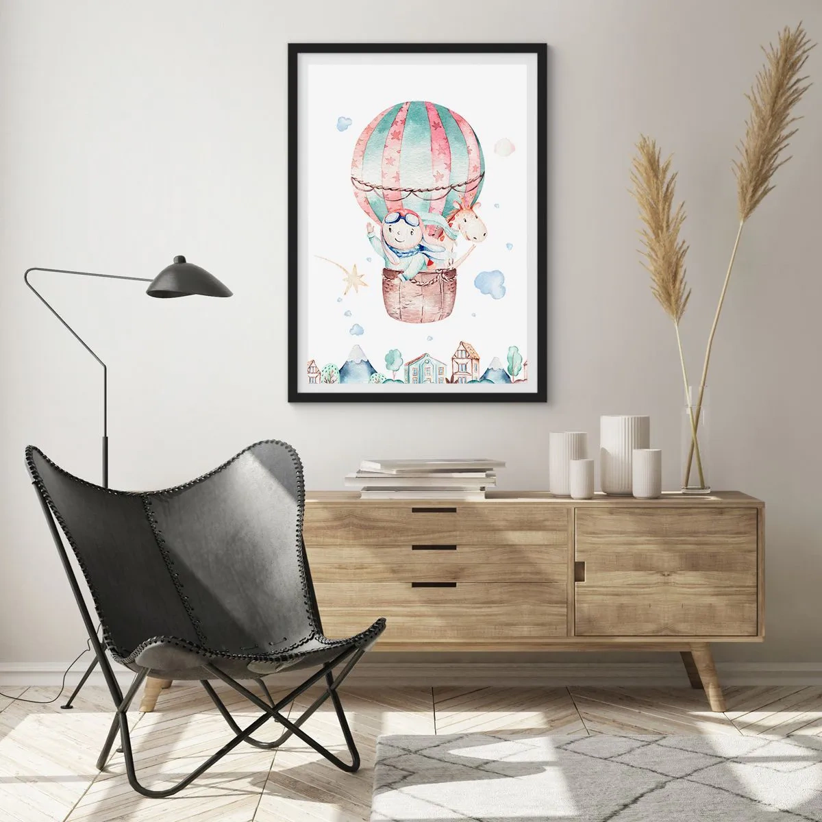 Poster in een zwarte lijst - Een schattige illustratie van een teddybeer die in een ballon over een stad vliegt - 50x70cm - We zijn zo terug! - Moderne wanddecoratie voor woonkamer en slaapkamer ARTTOR