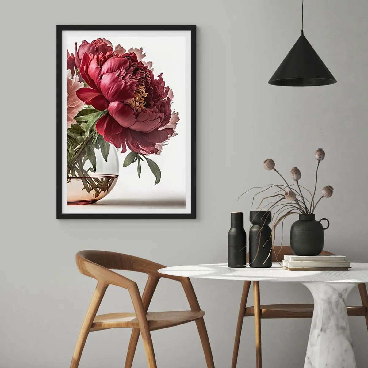 Poster in een zwarte lijst - Rode pioenrozen in een glazen vaas op een witte achtergrond - 50x70cm - In volle bloei van schoonheid - Moderne wanddecoratie voor woonkamer en slaapkamer ARTTOR