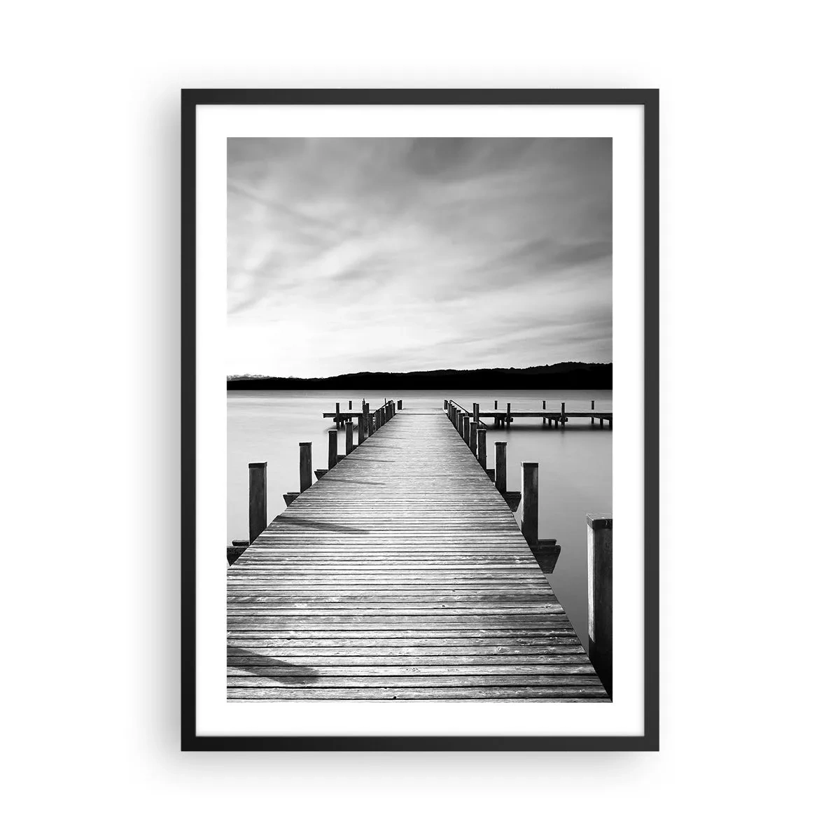 Poster in een zwarte lijst - Houten steiger boven een kalm meer in zwart-wit - 50x70cm - Bij de waterput - vrede - Moderne wanddecoratie voor woonkamer en slaapkamer ARTTOR