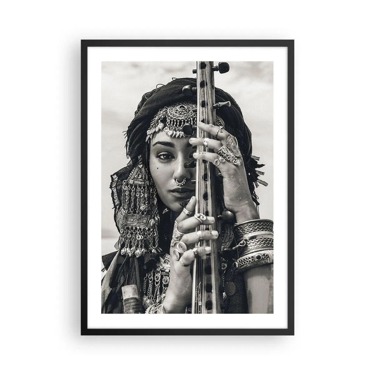 Poster in een zwarte lijst - Portret van een vrouw met oosterse vintage decoraties - 50x70cm - De muziek van het Oosten zelf - Moderne wanddecoratie voor woonkamer en slaapkamer ARTTOR