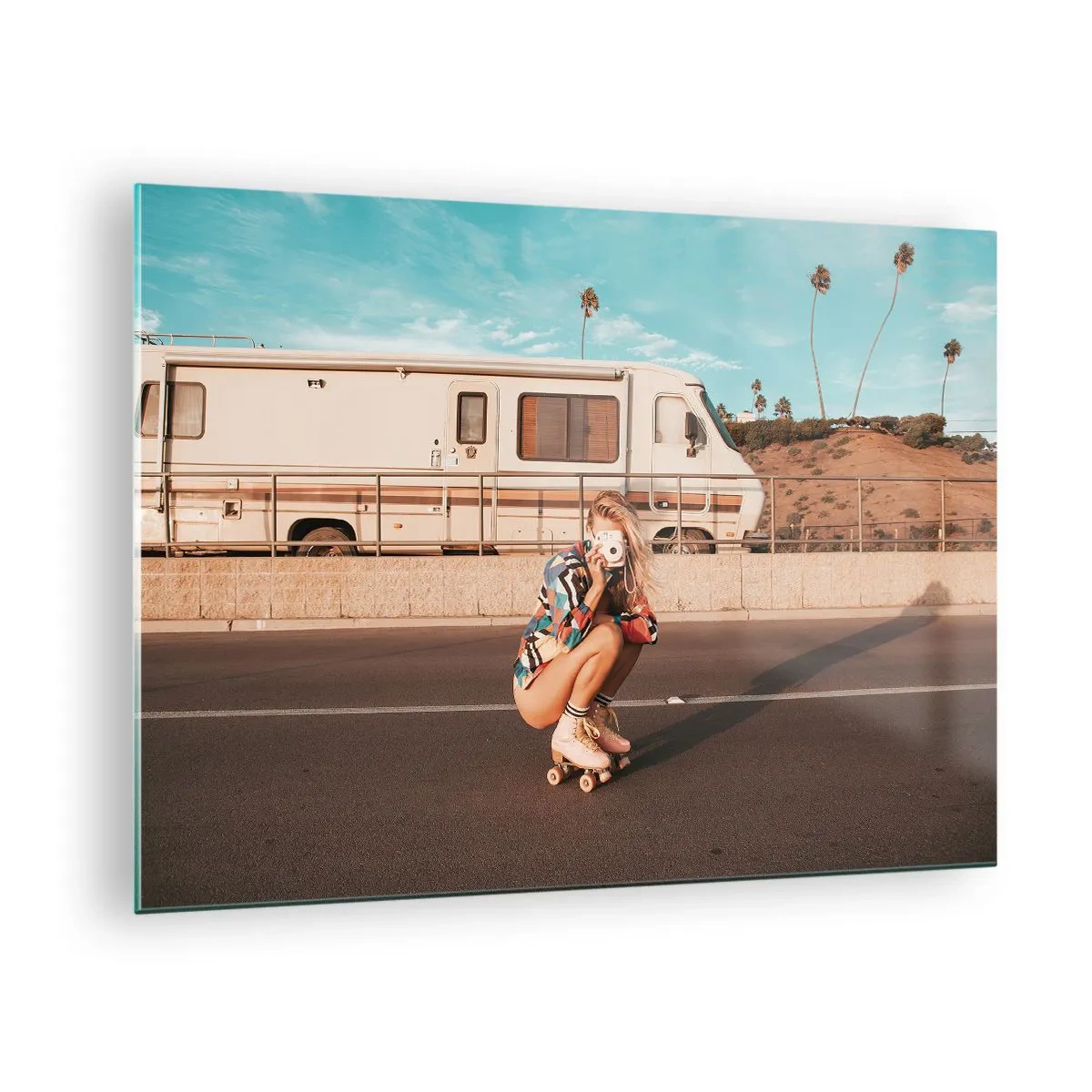 Schilderen op glas - Een meisje op rolschaatsen maakt foto's in de Californische zon. - 70x50cm - Lach alsjeblieft! - Moderne wanddecoratie voor woonkamer en slaapkamer ARTTOR