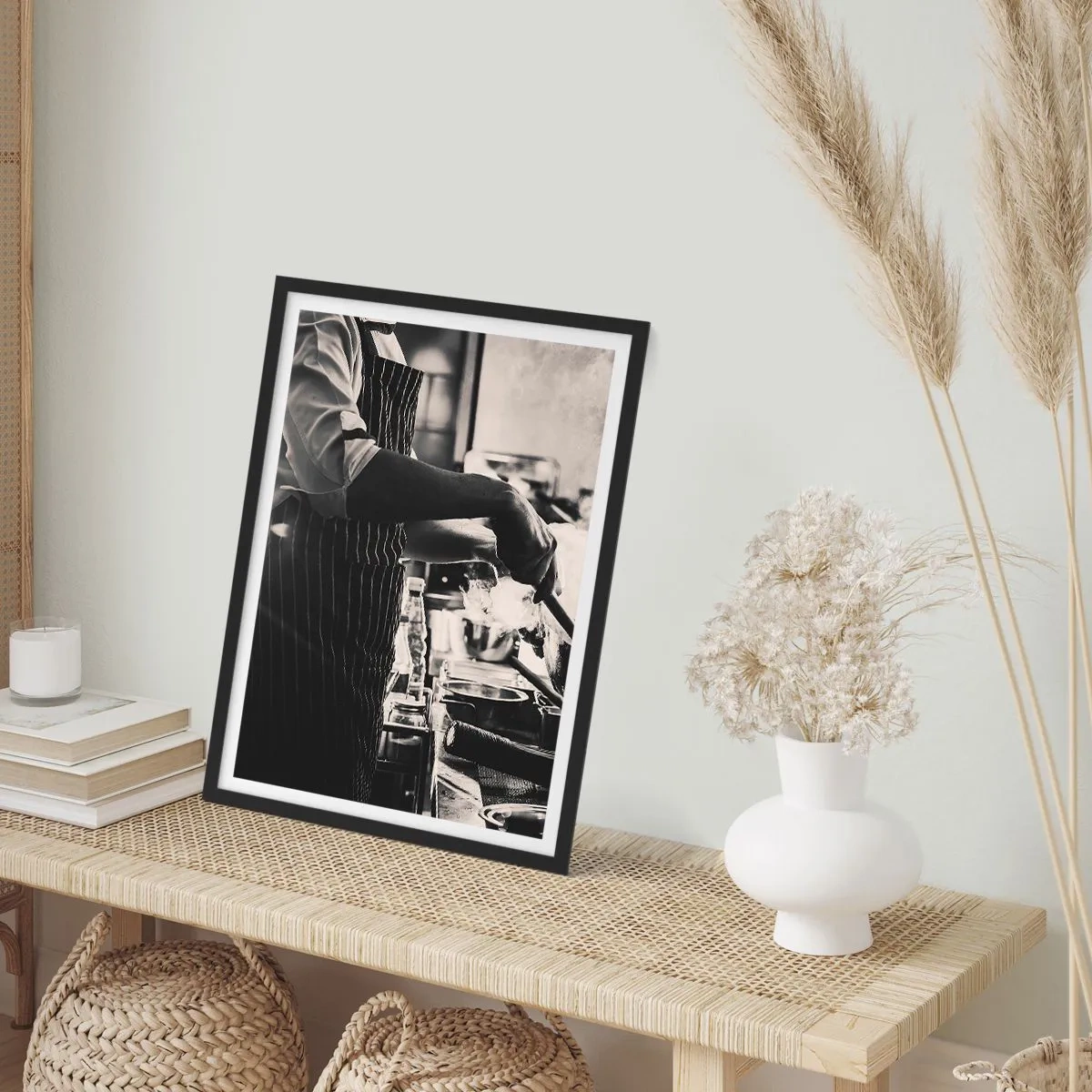 Poster in een zwarte lijst - Zwart-witfoto van een chef-kok aan het werk - 50x70cm - Alchemie van smaken - Moderne wanddecoratie voor woonkamer en slaapkamer ARTTOR
