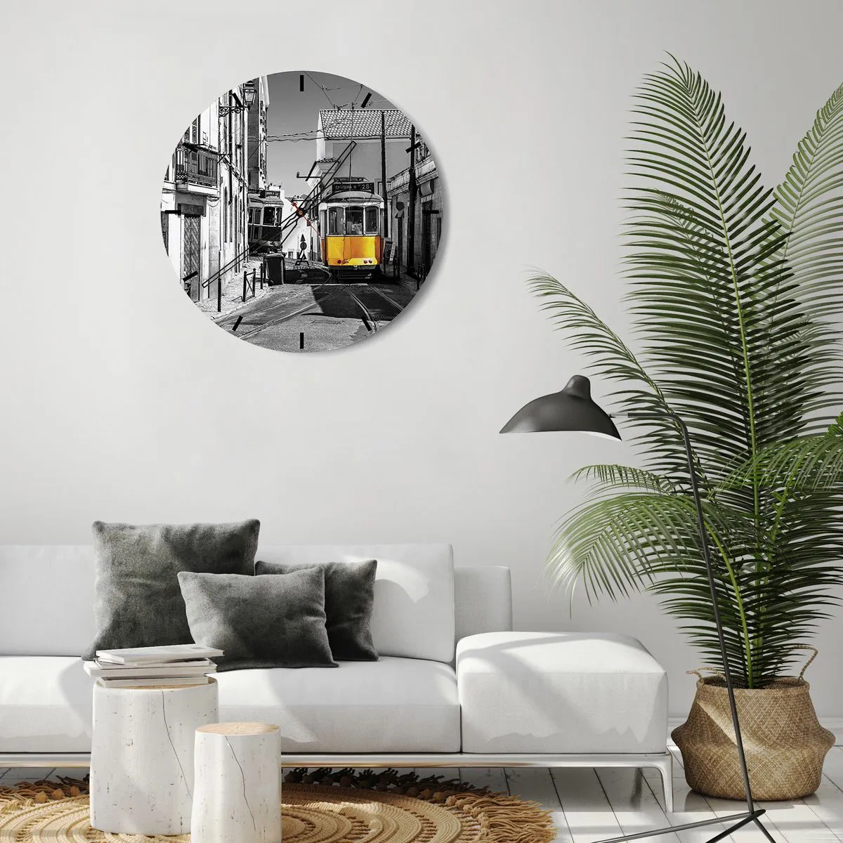 Wandklok - Klok - Een gele tram op een zwart-witte straat in Lissabon - 30x30cm - De geest van Lissabon - Moderne wanddecoratie voor woonkamer, keuken en slaapkamer ARTTOR