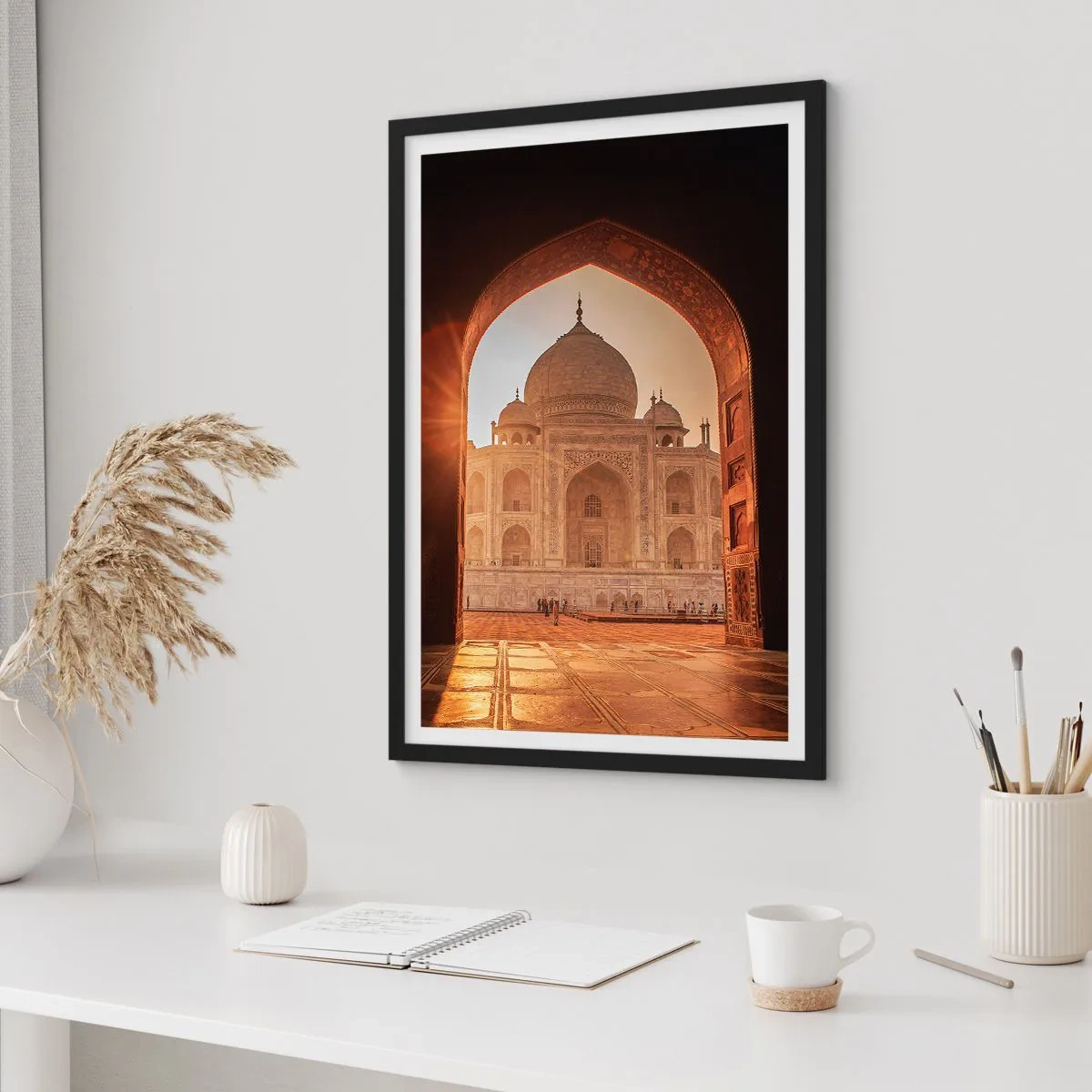 Poster in een zwarte lijst - Het monumentale bouwwerk gezien door de sierlijke boog bij zonsondergang - 50x70cm - Een monument voor onaardse liefde - Moderne wanddecoratie voor woonkamer en slaapkamer ARTTOR