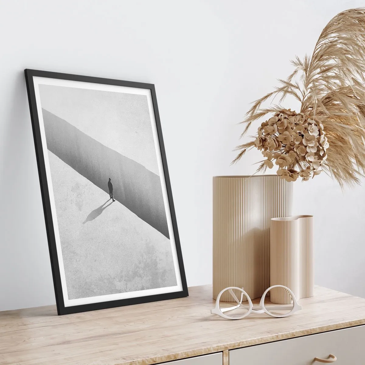 Poster in een zwarte lijst - Een figuur staand boven een afgrond in een monochrome setting - 50x70cm - Een duidelijk doel - Moderne wanddecoratie voor woonkamer en slaapkamer ARTTOR
