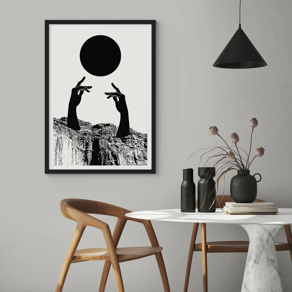 Poster in een zwarte lijst - Symbolische handen die naar een zwarte bal reiken tegen een achtergrond van rotsen - 50x70cm - Surrealistische compositie: de zon en de rest - Moderne wanddecoratie voor woonkamer en slaapkamer ARTTOR