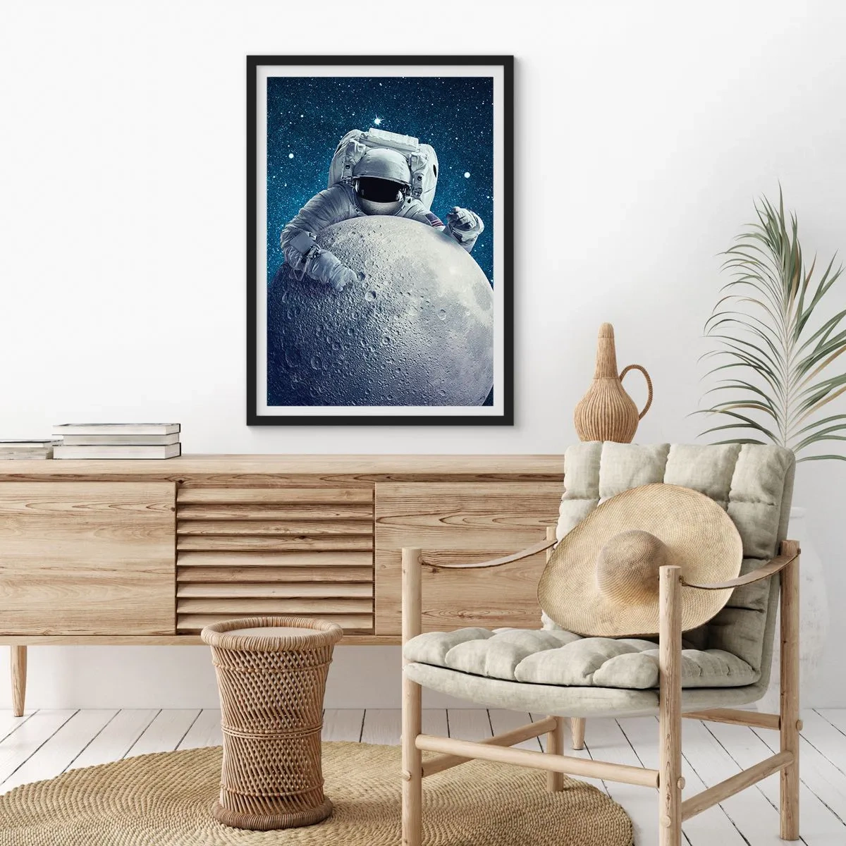 Poster in een zwarte lijst - Een astronaut houdt een stukje van de maan vast tegen de sterrenhemel. - 50x70cm - Ruimte grappenmaker - Moderne wanddecoratie voor woonkamer en slaapkamer ARTTOR