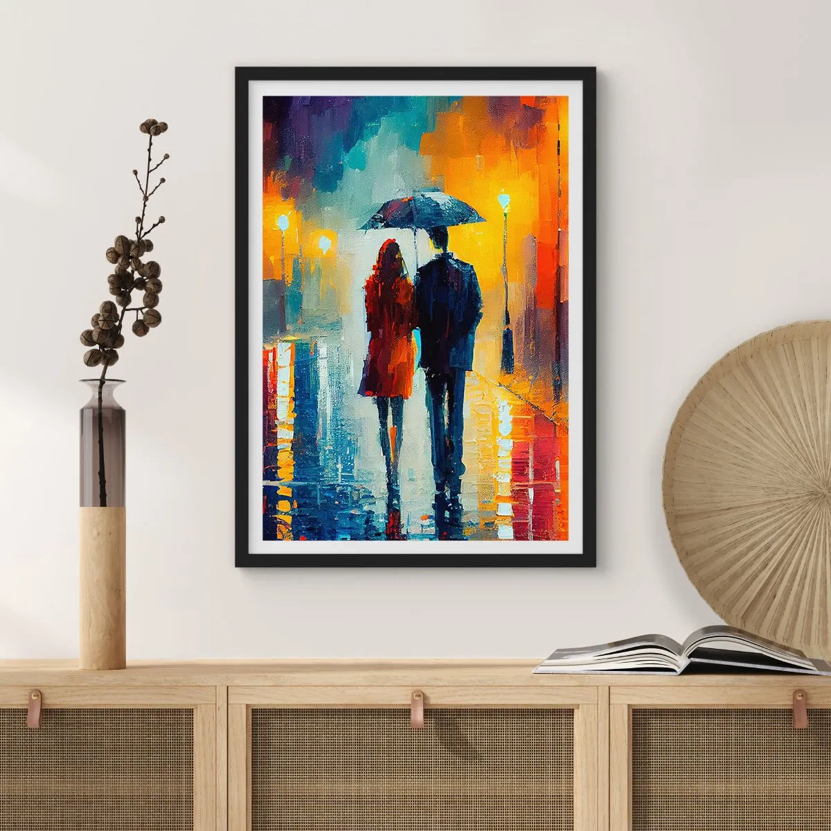 Poster in een zwarte lijst - Een stel loopt met een paraplu door de regen op straat. - 50x70cm - Samen – een kleurrijke nacht - Moderne wanddecoratie voor woonkamer en slaapkamer ARTTOR