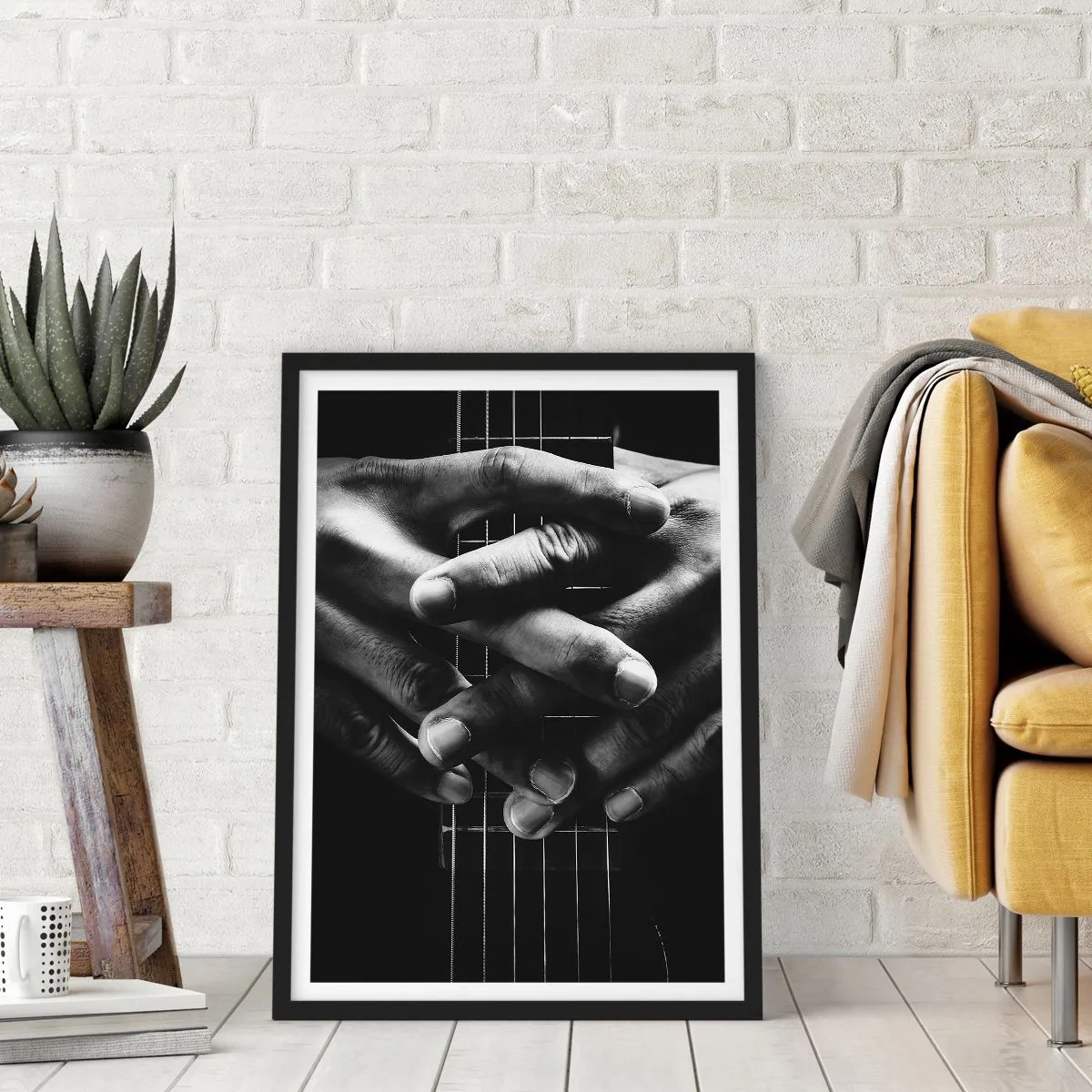 Poster in een zwarte lijst - Handen gevouwen op de snaren van een gitaar in zwart-wit - 50x70cm - Gebed van de kunstenaar - Moderne wanddecoratie voor woonkamer en slaapkamer ARTTOR