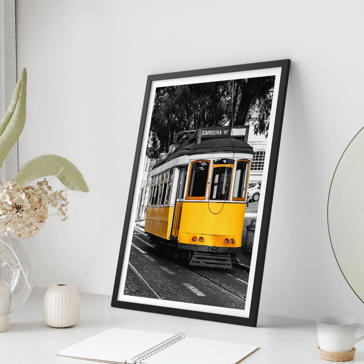 Poster in een zwarte lijst - Een gele tram tegen een zwart-witte stedelijke achtergrond - 50x70cm - En op de achtergrond fado - Moderne wanddecoratie voor woonkamer en slaapkamer ARTTOR