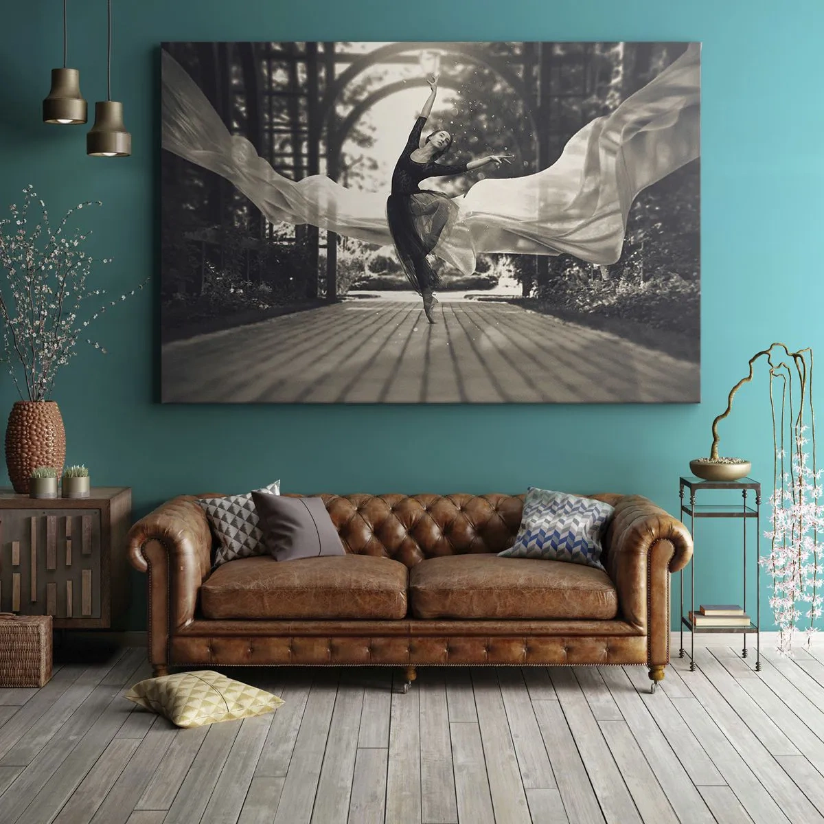 Schilderen op canvas - Een danseres in een zwierige jurk maakt een sprong tegen een zwart-witte tuinachtergrond. - 70x50cm - De dans van de tuingeest - Moderne wanddecoratie voor woonkamer en slaapkamer ARTTOR
