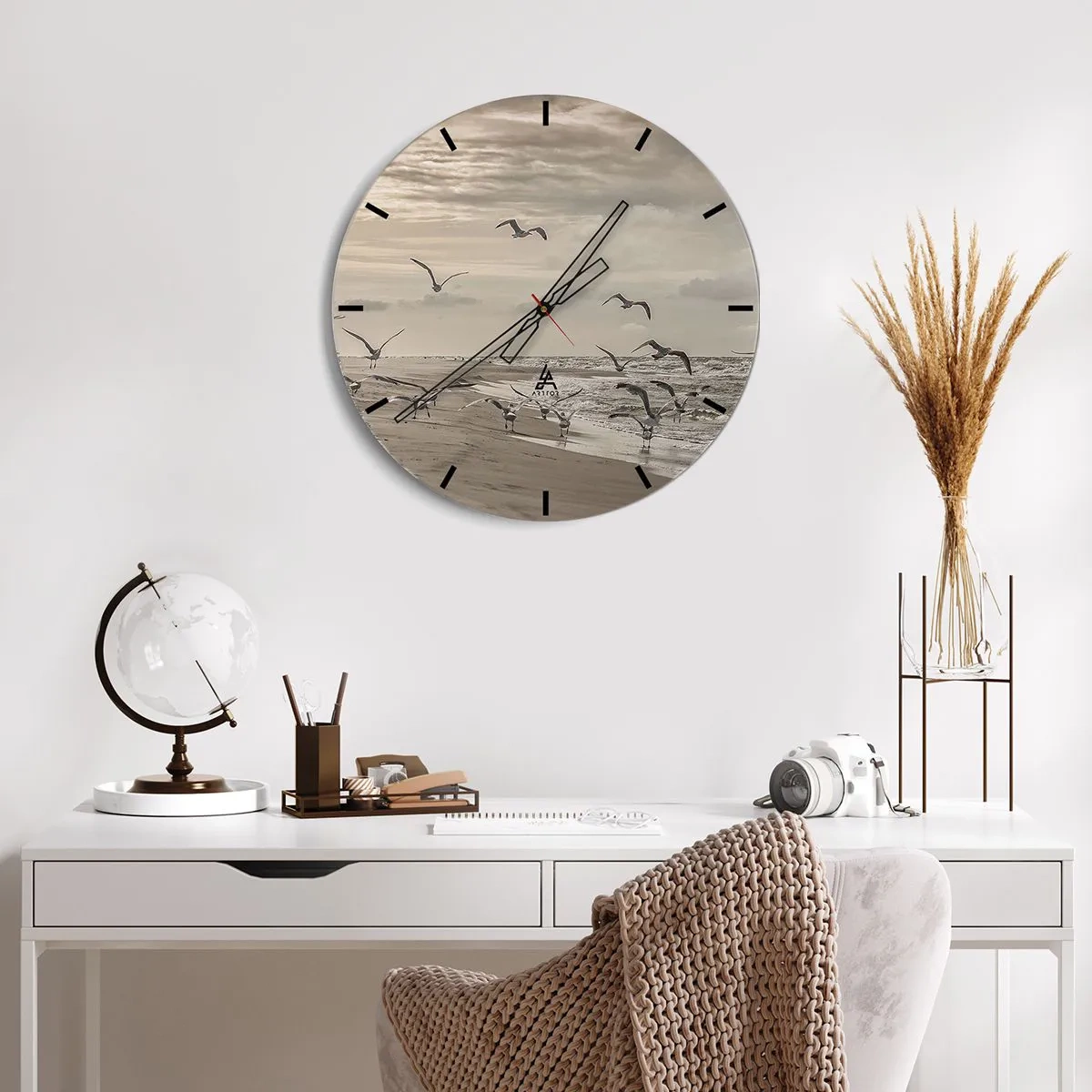 Wandklok - Klok - Meeuwen zweven 's ochtends boven de kust - 30x30cm - Het geluid van de zee, het zingen van vogels - Moderne wanddecoratie voor woonkamer, keuken en slaapkamer ARTTOR