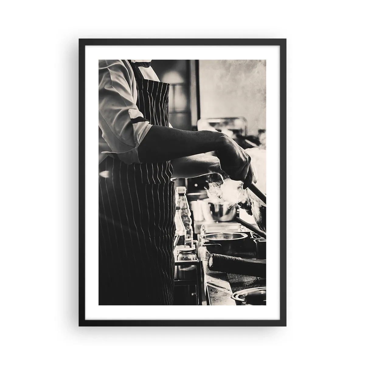 Poster in een zwarte lijst - Zwart-witfoto van een chef-kok aan het werk - 50x70cm - Alchemie van smaken - Moderne wanddecoratie voor woonkamer en slaapkamer ARTTOR